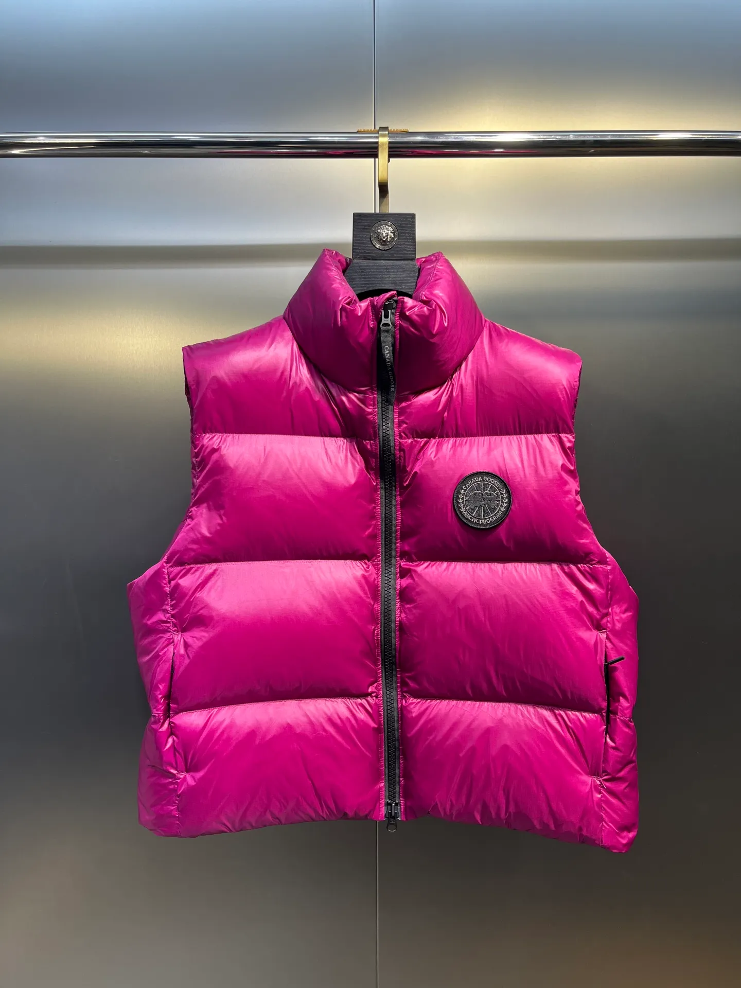 P540 🇨🇦Canada Goose""🇨🇦🌟 Canada Goose Puff Down Vest has always been recognized as the warmest down jacket. Various Instagram celebrities, Internet celebrities, and celebrities often wear it for street photos. I make Canada Goose every year, but I still can't get rid of my love for it. No matter how cold the days are, there is no need to be afraid, because there is! Filled with 90% white duck down, it is the legendary warmest down jacket and is known as a must-have for Arctic outdoor sports! The most popular down jacket in the world, celebrities are rushing to buy it, it is a must-have!  size：xs-xl